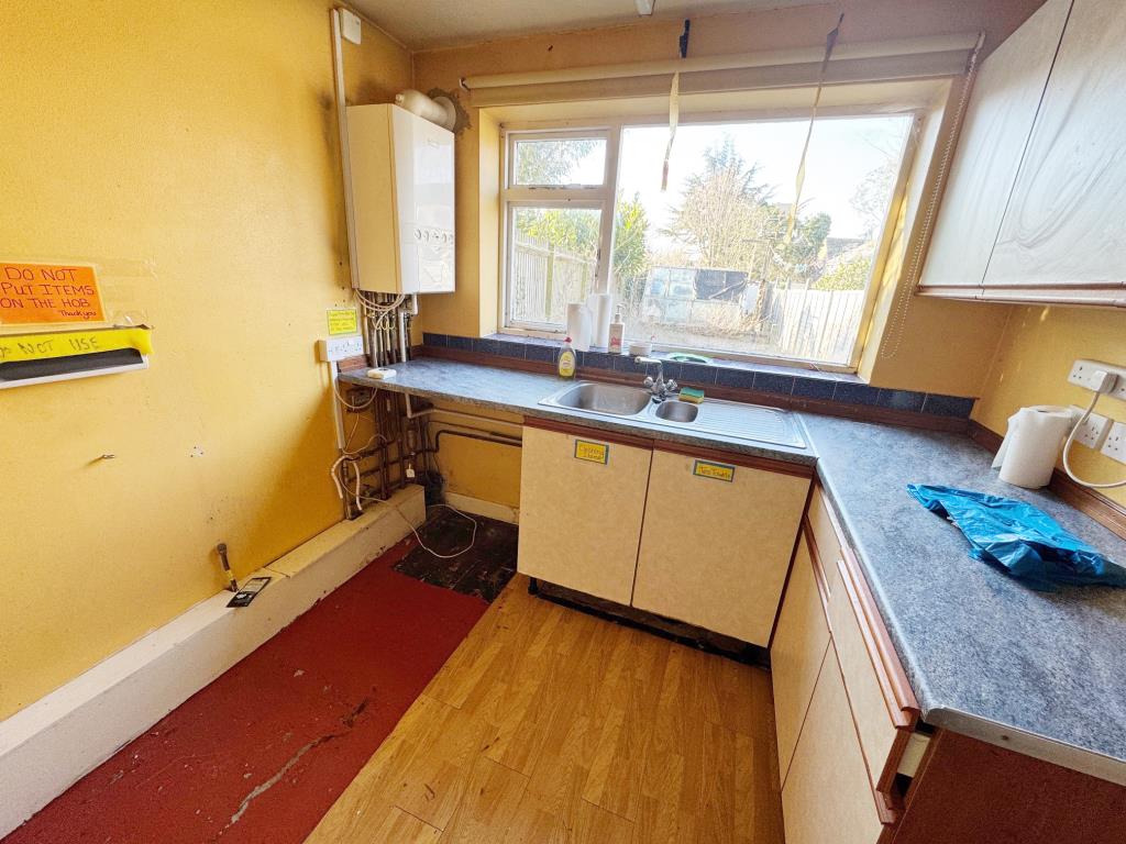 Lot: 131 - THREE BEDROOM HOUSE IN CINQUE PORT TOWN - Kitchen